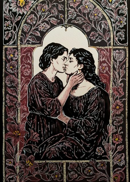 Zwei Frauen küssen sich zärtlich in einem kunstvollen, blumenverzierten Rahmen.