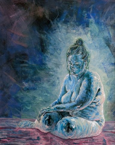 Sitzende Figur in blauer Tönung, umgeben von einem leuchtenden, abstrakten Hintergrund.