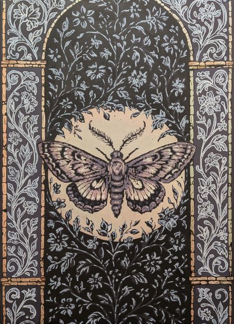 Ein stilisierter Schmetterling auf verziertem, dunklem Hintergrund.