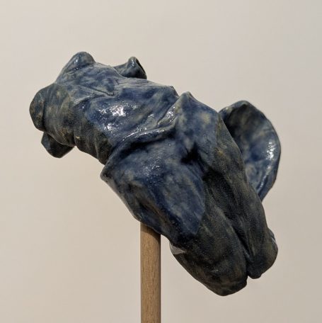 Blaue, keramische Skulptur mit organischen Formen, auf einem Holzstandfuß.