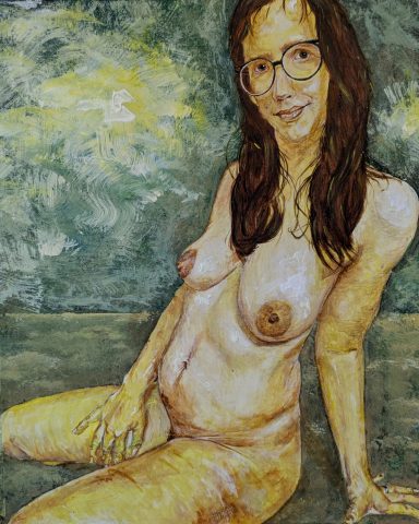 Akt einer sitzenden Frau mit Brille, natürlicher Körperdarstellung und sanften Farbtönen.