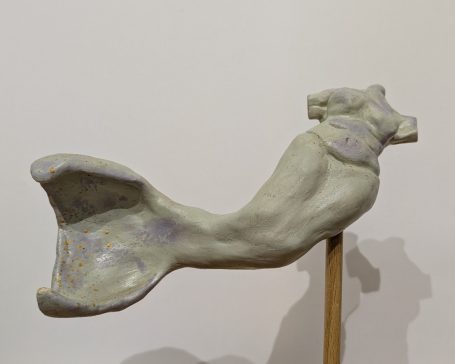 Mermaid-Skulptur in sanften Farben, mit detaillierter Schwanzflosse und Kopf.