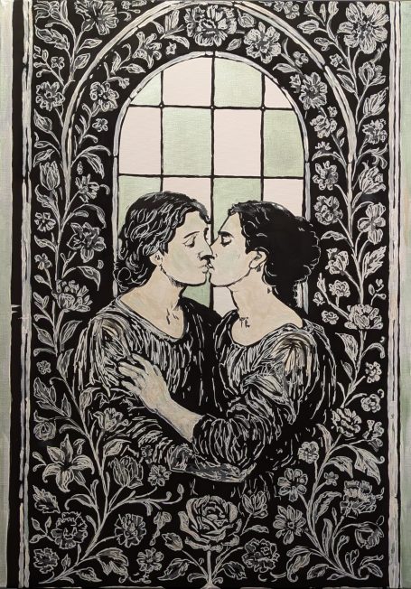 Zwei Frauen küssen sich in einem bunten, floralen Rahmen vor einem Fenster.