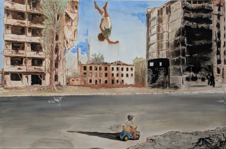 Ein Kind spielt mit einem Spielzeugauto in einer zerstörten Stadtlandschaft.