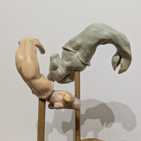 Skulpturen zweier abstrahierter Figuren mit geschwungenen Formen in Pastellfarben.
