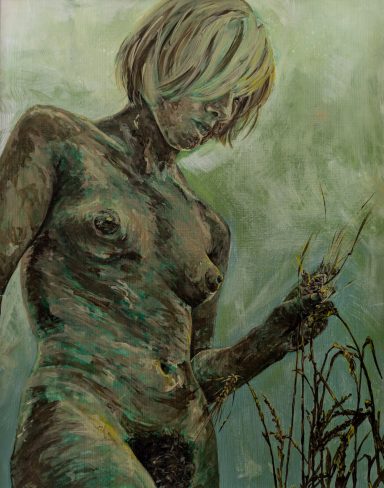 Eine nackte Figur mit blonden Haaren steht in einer natürlichen Umgebung und hält Pflanzen.